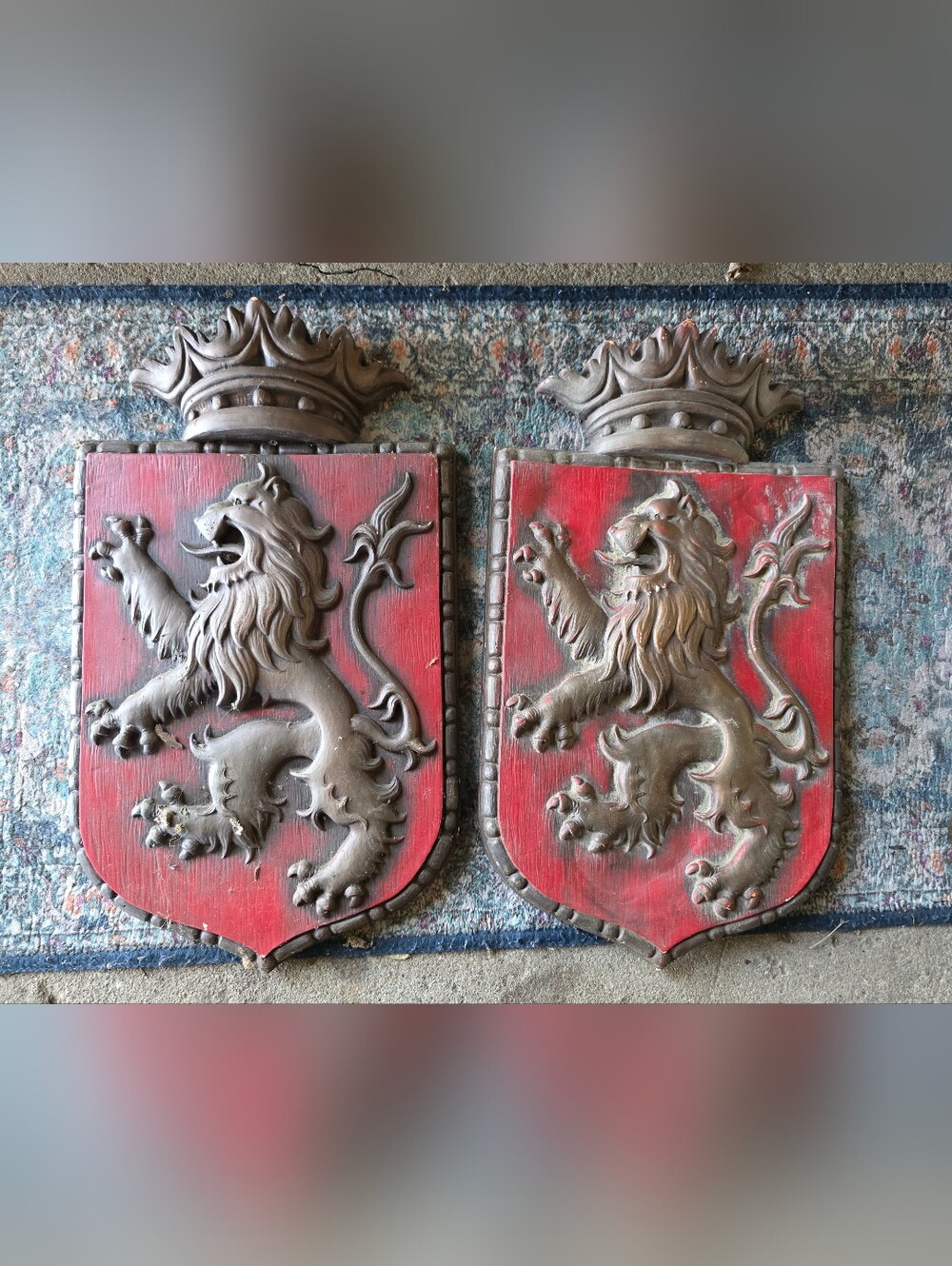 Vintage | Heraldic Royal Lion Shield Wall Decor | hand-painted | Guc